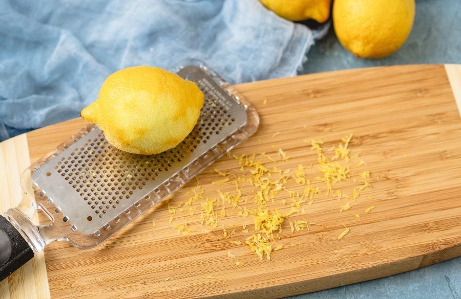 Simple Substitutes For Lemon Extract (How To Use Them)