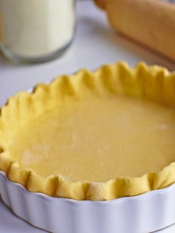 homemade pie crust from margarine with a fluted edge